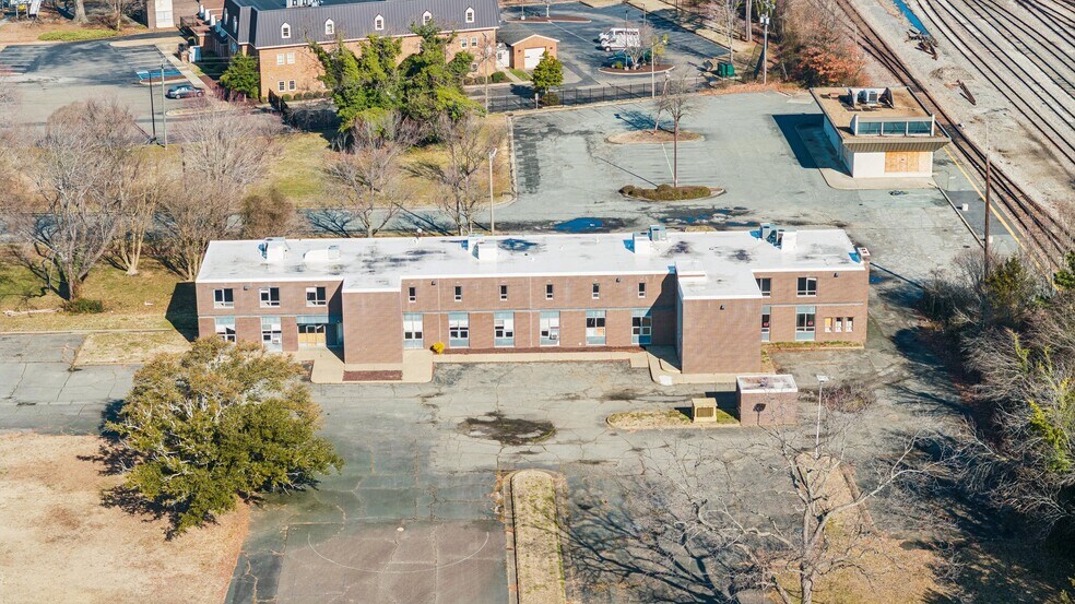 9302 Warwick Blvd, Newport News, VA à vendre - Photo principale – Image 1 sur 37