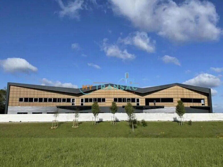 Local d'activités dans Moissy-Cramayel à vendre - Photo de l’immeuble – Image 3 sur 13