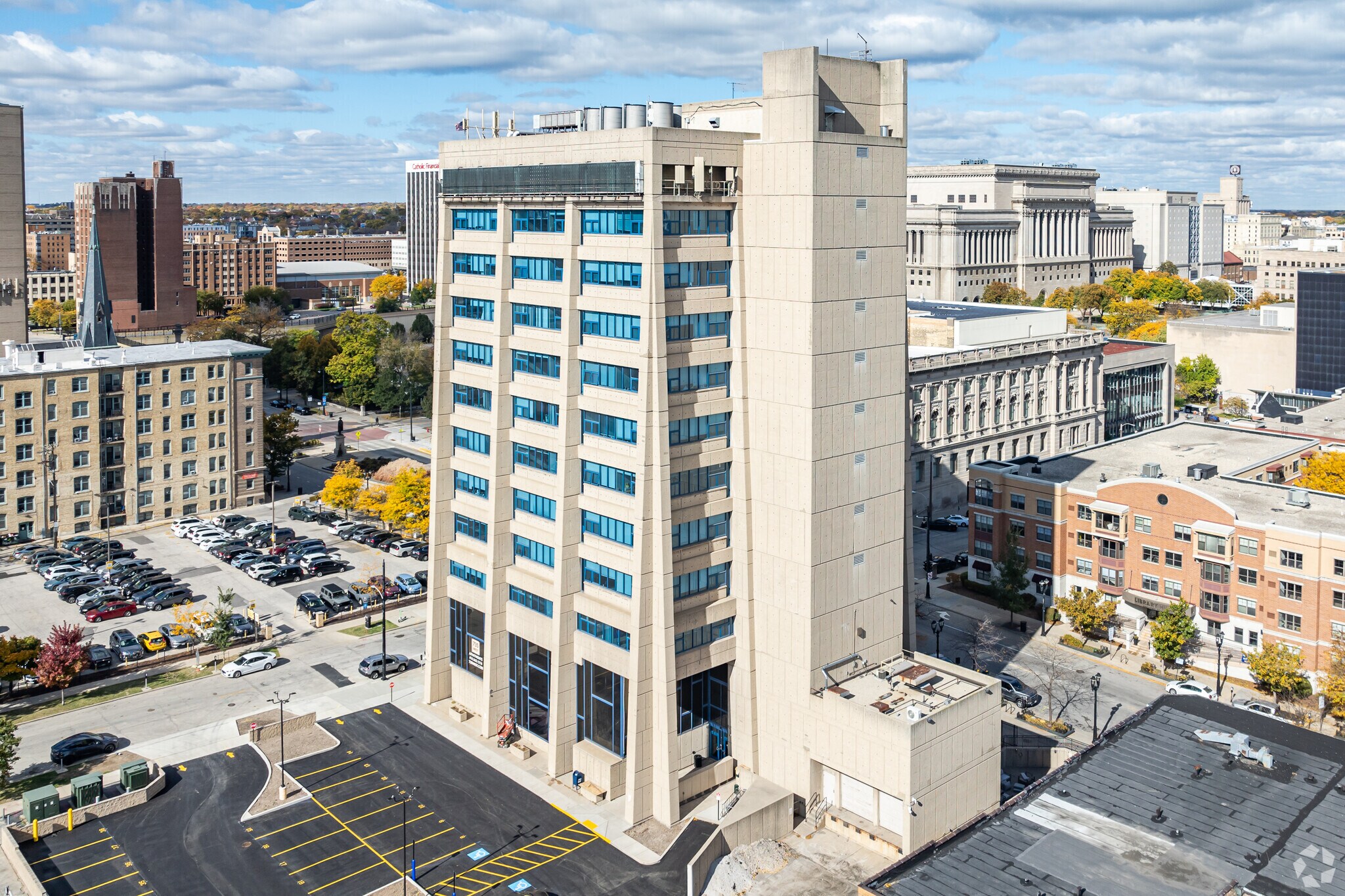 735 W Wisconsin Ave, Milwaukee, WI à vendre Photo principale– Image 1 sur 23