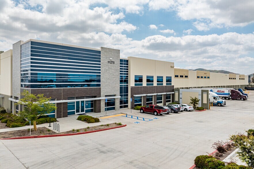 11275 Banana Ave, Fontana, CA à louer - Photo de l’immeuble – Image 2 sur 7