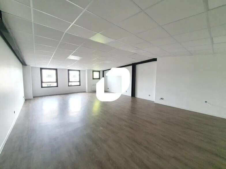 Local commercial dans Lagny-sur-Marne à louer - Photo de l’immeuble – Image 3 sur 13