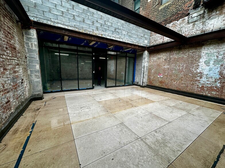 738 Grand St, Brooklyn, NY à louer - Photo de l’immeuble – Image 2 sur 2