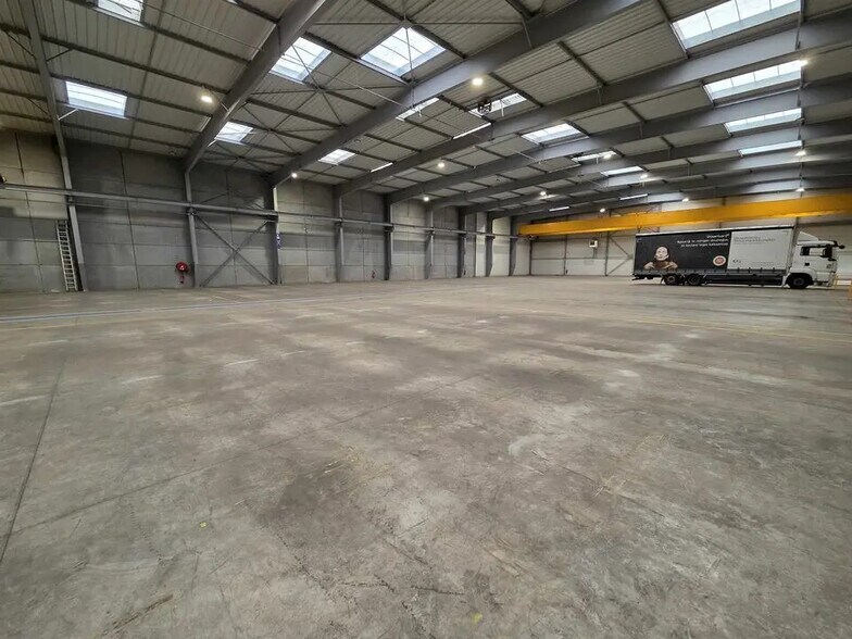 Local d’activités dans Compans à louer - Photo de l’immeuble – Image 2 sur 9