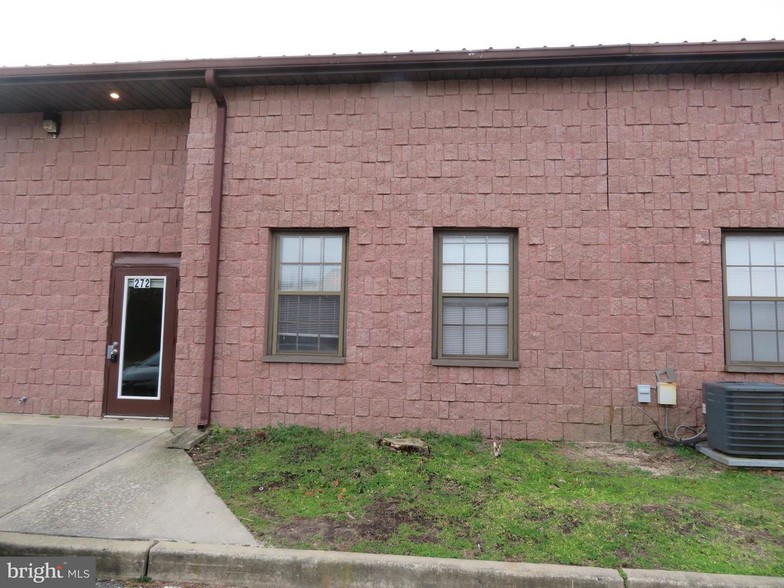 301-321 Pinedge Dr, Berlin, NJ à louer - Photo de l’immeuble – Image 3 sur 36