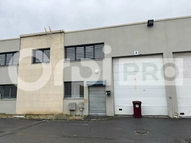 Local d’activités dans Émerainville à louer - Photo de l’immeuble – Image 1 sur 12