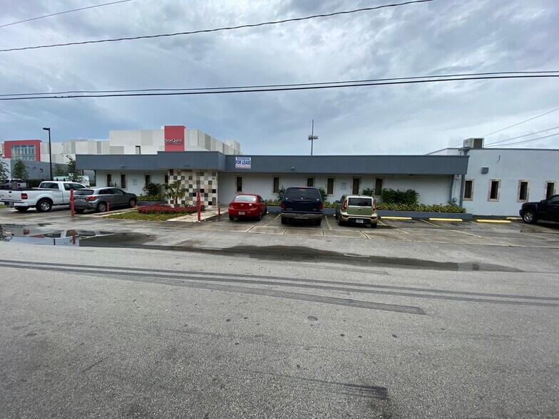 12355 NE 13th Ave, North Miami, FL à louer - Photo de l’immeuble – Image 3 sur 6