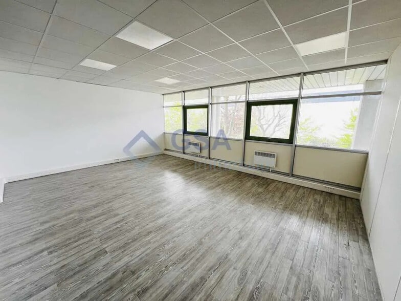 Bureau dans Lisses à louer - Photo intérieure – Image 2 sur 4