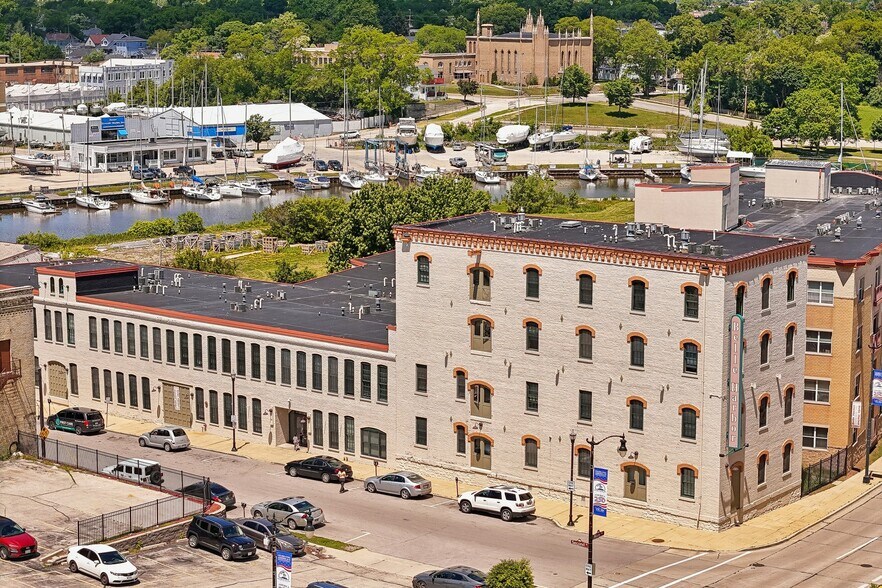 134 Main St, Racine, WI à vendre - Photo de l’immeuble – Image 2 sur 81