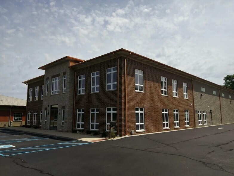 530 N Indiana Ave, Crown Point, IN à louer - Photo de l’immeuble – Image 2 sur 13