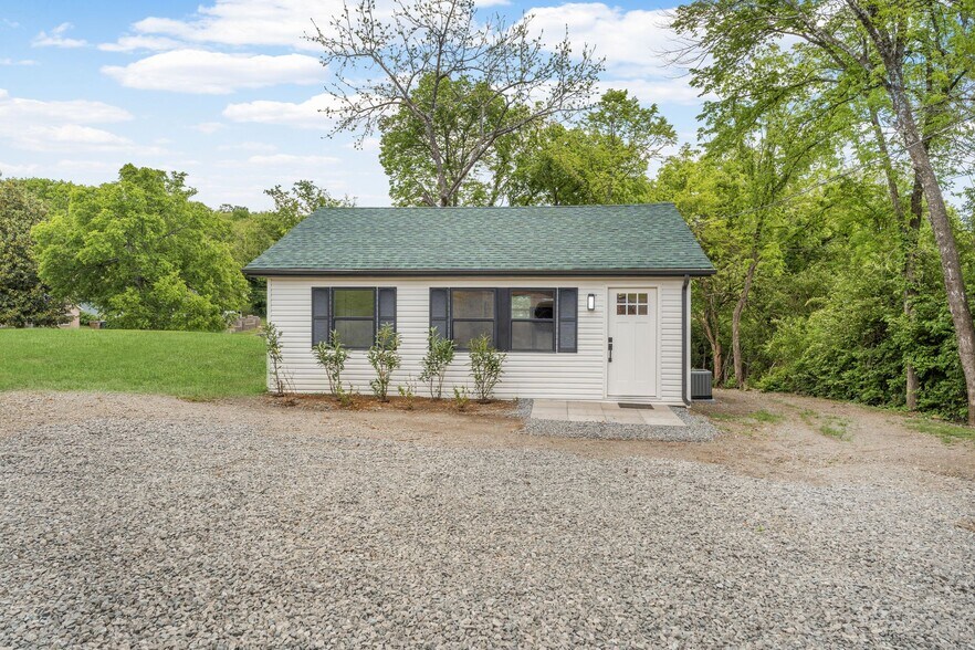 709 Hart Ln, Nashville, TN à louer - Photo de l’immeuble – Image 3 sur 11