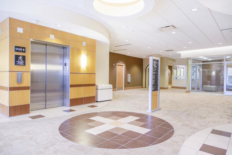555 Midtowne St, Grand Rapids, MI à louer - Hall d’entrée – Image 3 sur 11