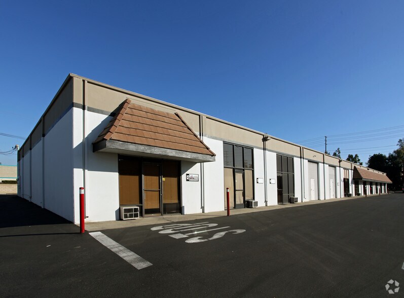 982 N Batavia St, Orange, CA à louer - Photo de l’immeuble – Image 2 sur 3