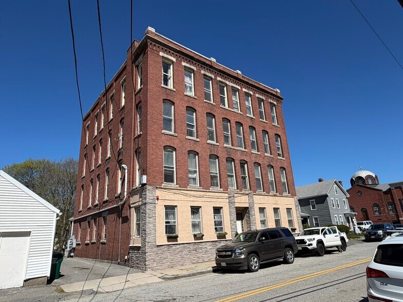 112 School St, Clinton, MA à vendre - Photo de l’immeuble – Image 1 sur 17