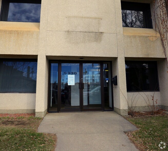9930 78th Ave NW, Edmonton, AB à louer - Photo de l’immeuble – Image 2 sur 3