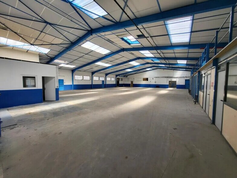 Local d'activités dans Vaulx-en-Velin à vendre - Photo de l’immeuble – Image 2 sur 7