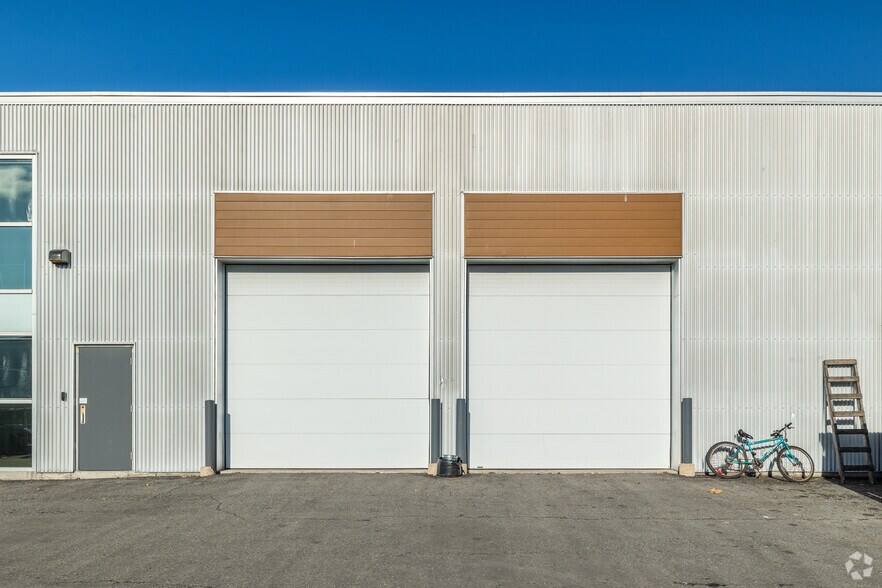 1084 Kenaston St, Ottawa, ON à louer - Photo de l’immeuble – Image 2 sur 6