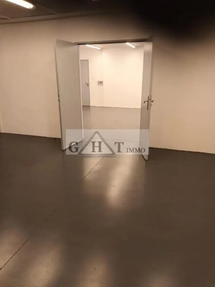 Industriel/Logistique dans Le Val à louer - Photo de l’immeuble – Image 2 sur 3