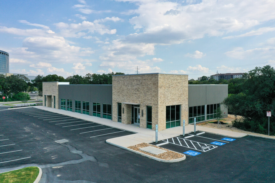 19106 N Highway 281, San Antonio, TX à louer - Photo de l’immeuble – Image 1 sur 6