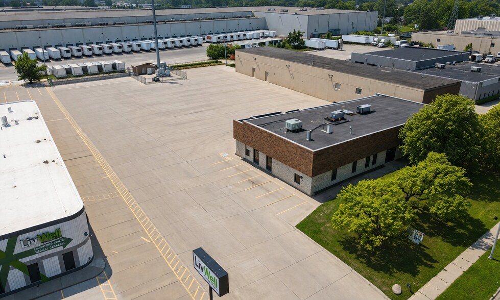 14156 E 11 Mile Rd, Warren, MI à vendre - Photo principale – Image 1 sur 18
