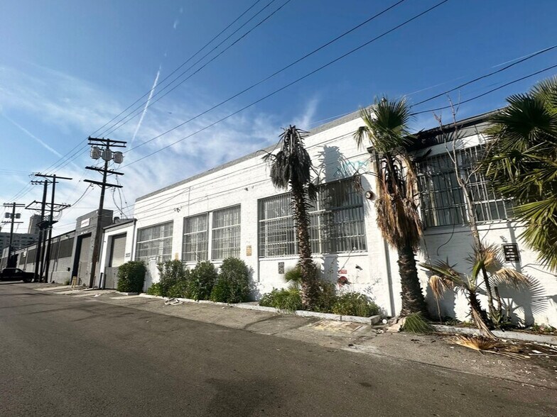 2823 E 11th St, Los Angeles, CA à louer - Photo de l’immeuble – Image 1 sur 7