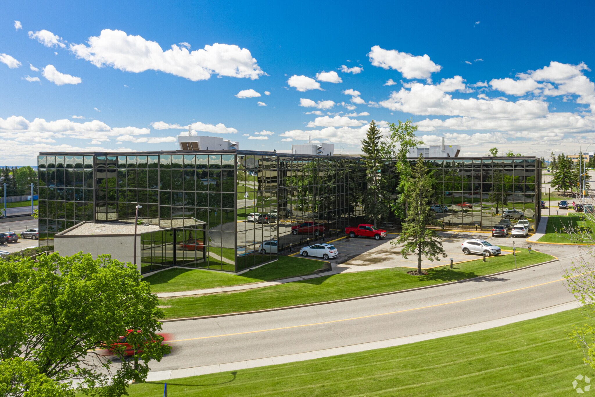 2912 Memorial Dr SE, Calgary, AB à louer Photo de l’immeuble– Image 1 sur 3