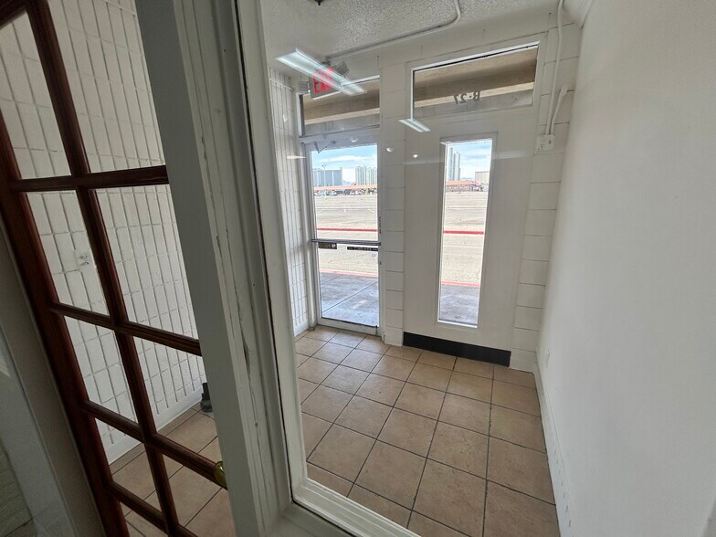 953 E Sahara Ave, Las Vegas, NV à louer - Photo de l’immeuble – Image 3 sur 9