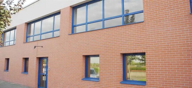 Plus de détails pour Local d'activités à louer