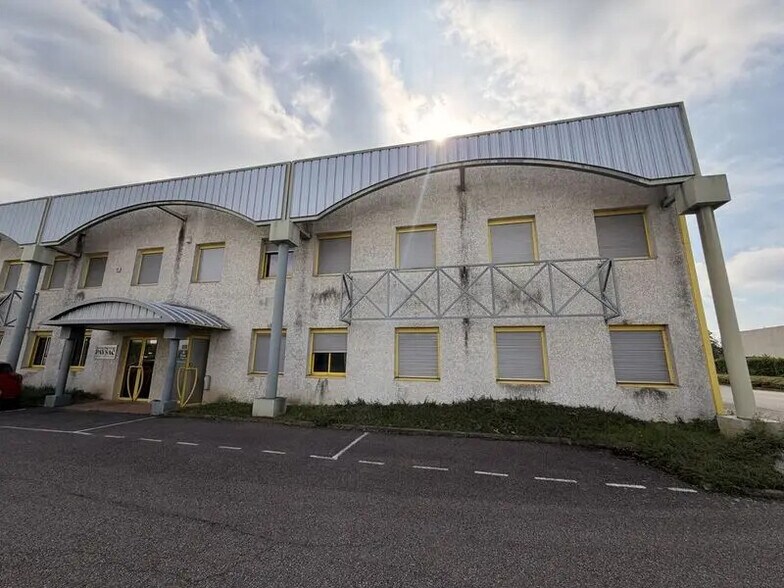 Local d'activités dans Genas à vendre - Photo de l’immeuble – Image 3 sur 11