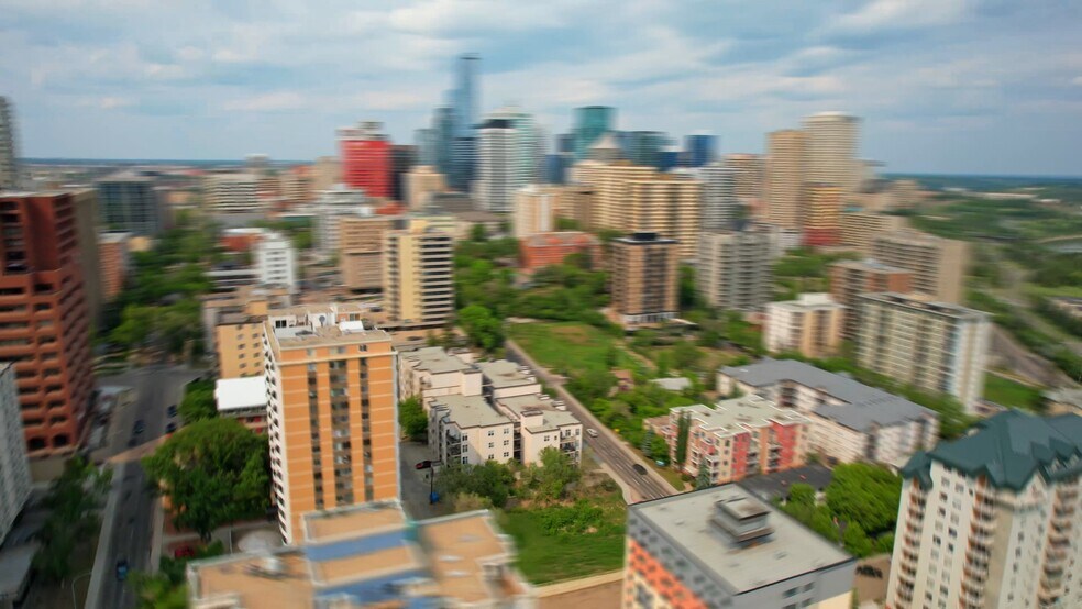 9724 105 St NW, Edmonton, AB à vendre - Vidéo sur l’annonce professionnelle – Image 2 sur 28