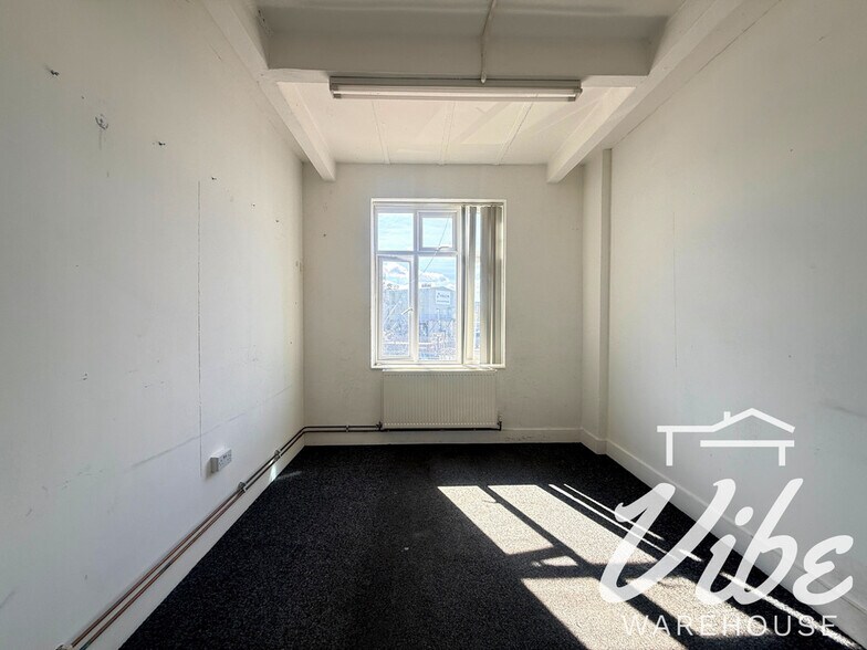 445 Wick Ln, Londres à louer - Photo de l’immeuble – Image 2 sur 10