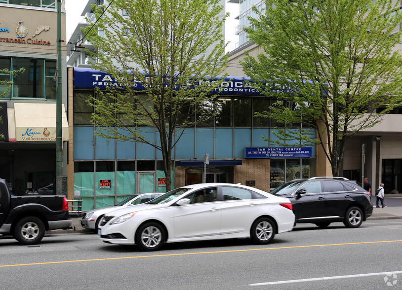 745 W Broadway, Vancouver, BC à louer - Photo de l’immeuble – Image 2 sur 2