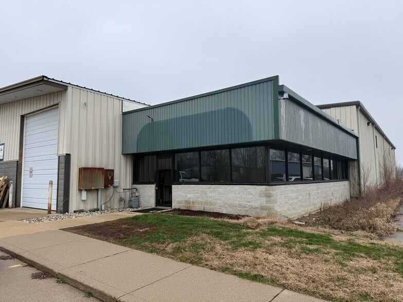 4411 Wyland Dr, Elkhart, IN à vendre - Photo de l’immeuble – Image 3 sur 5