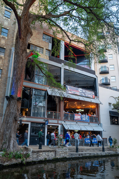212 College St, San Antonio, TX à louer - Photo de l’immeuble – Image 1 sur 7