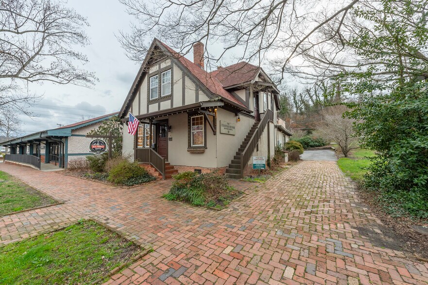 5 All Souls Cres, Asheville, NC à louer - Photo principale – Image 1 sur 12