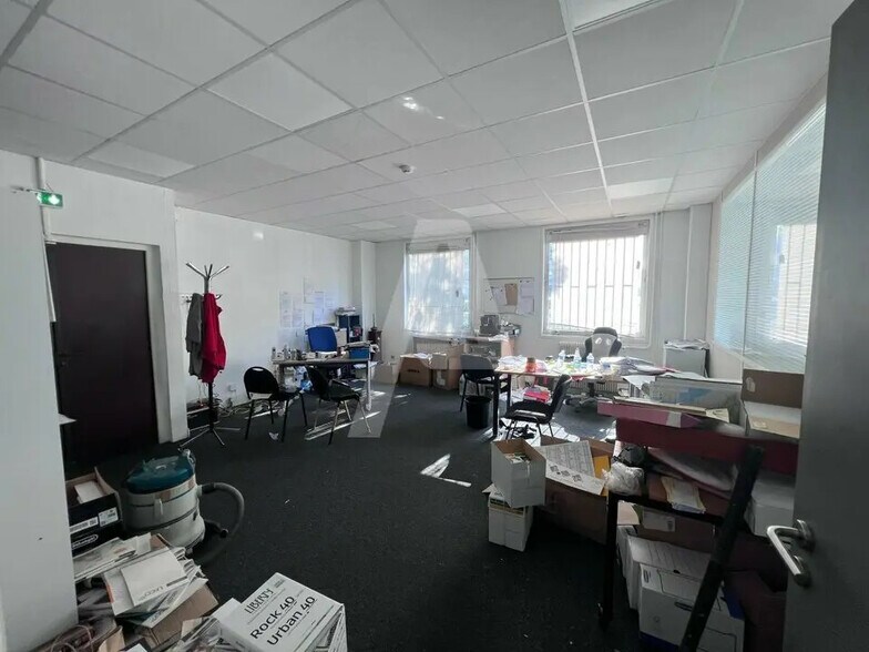 Local d’activités dans Lognes à louer - Photo intérieure – Image 2 sur 4