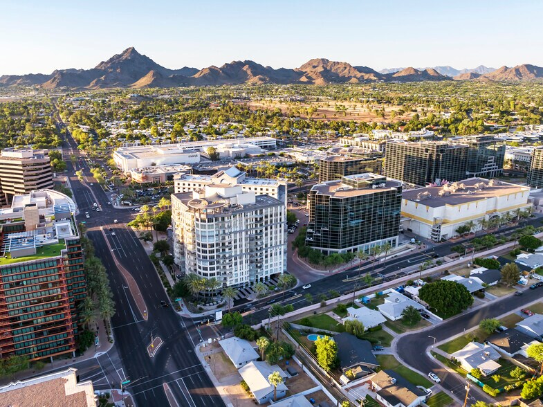 2415 E Camelback Rd, Phoenix, AZ à louer - Photo de l’immeuble – Image 3 sur 17