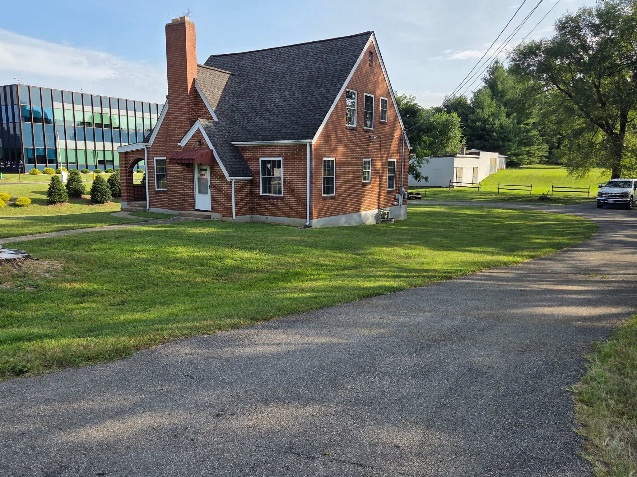 5335 Airport Rd NW, Roanoke, VA à louer Photo de l’immeuble– Image 1 sur 20