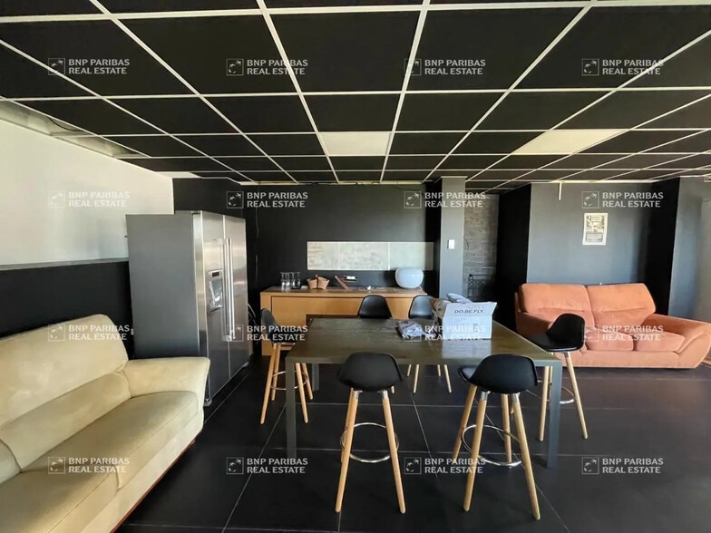 Local d’activités dans Annecy à louer - Photo de l’immeuble – Image 2 sur 16