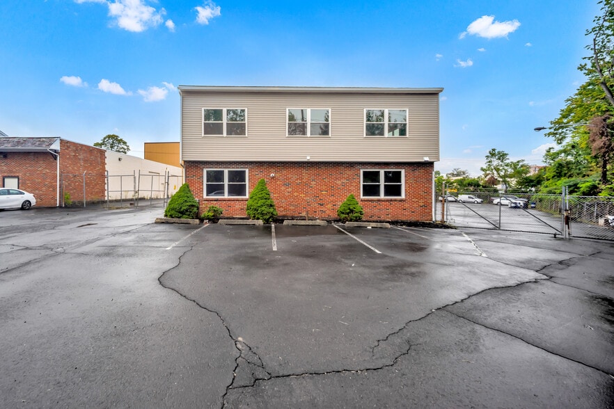 2168 Bennett Rd, Philadelphia, PA à louer - Photo de l’immeuble – Image 1 sur 36