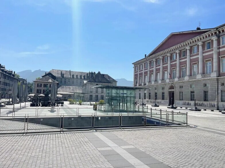 Bureau dans Chambéry à vendre - Photo de l’immeuble – Image 2 sur 17