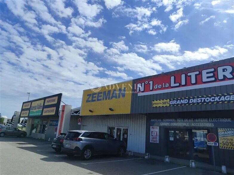 Local commercial dans  à louer - Photo de l’immeuble – Image 1 sur 6