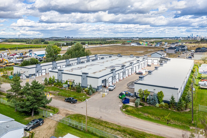 9903 209 St NW, Edmonton, AB à louer - Photo principale – Image 1 sur 43