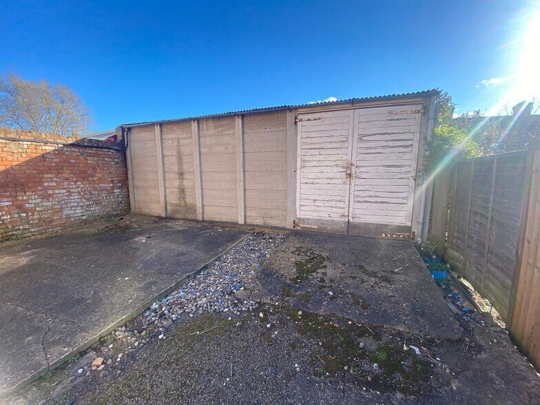 42-44 Rosebery Rd, Dursley à louer - Photo de l’immeuble – Image 3 sur 7