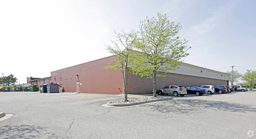 12170-12220 Hall Rd, Sterling Heights, MI à louer - Photo de l’immeuble – Image 2 sur 7