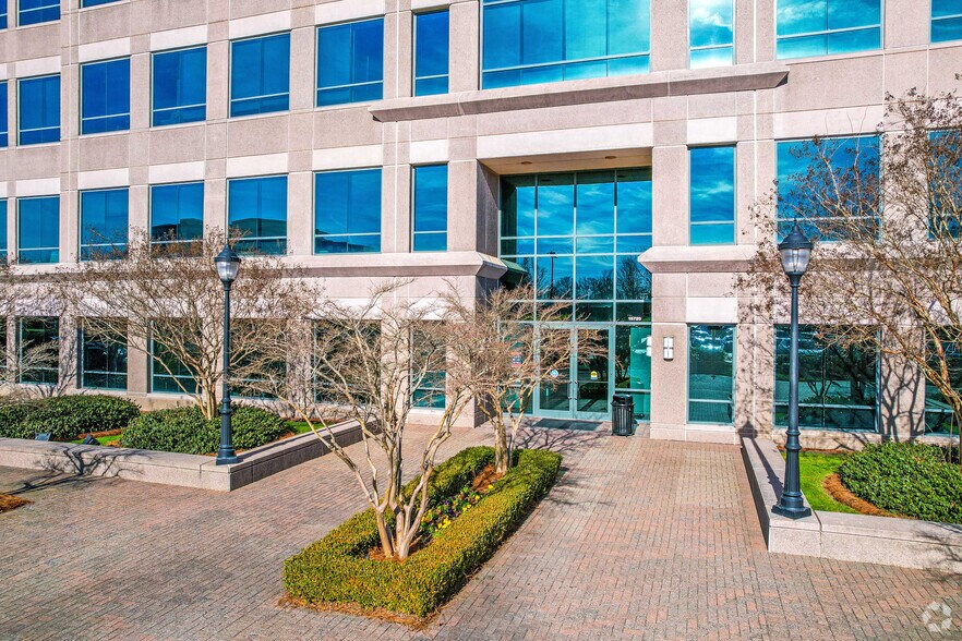 15720 Brixham Hill Ave, Charlotte, NC à louer - Photo de l’immeuble – Image 3 sur 11