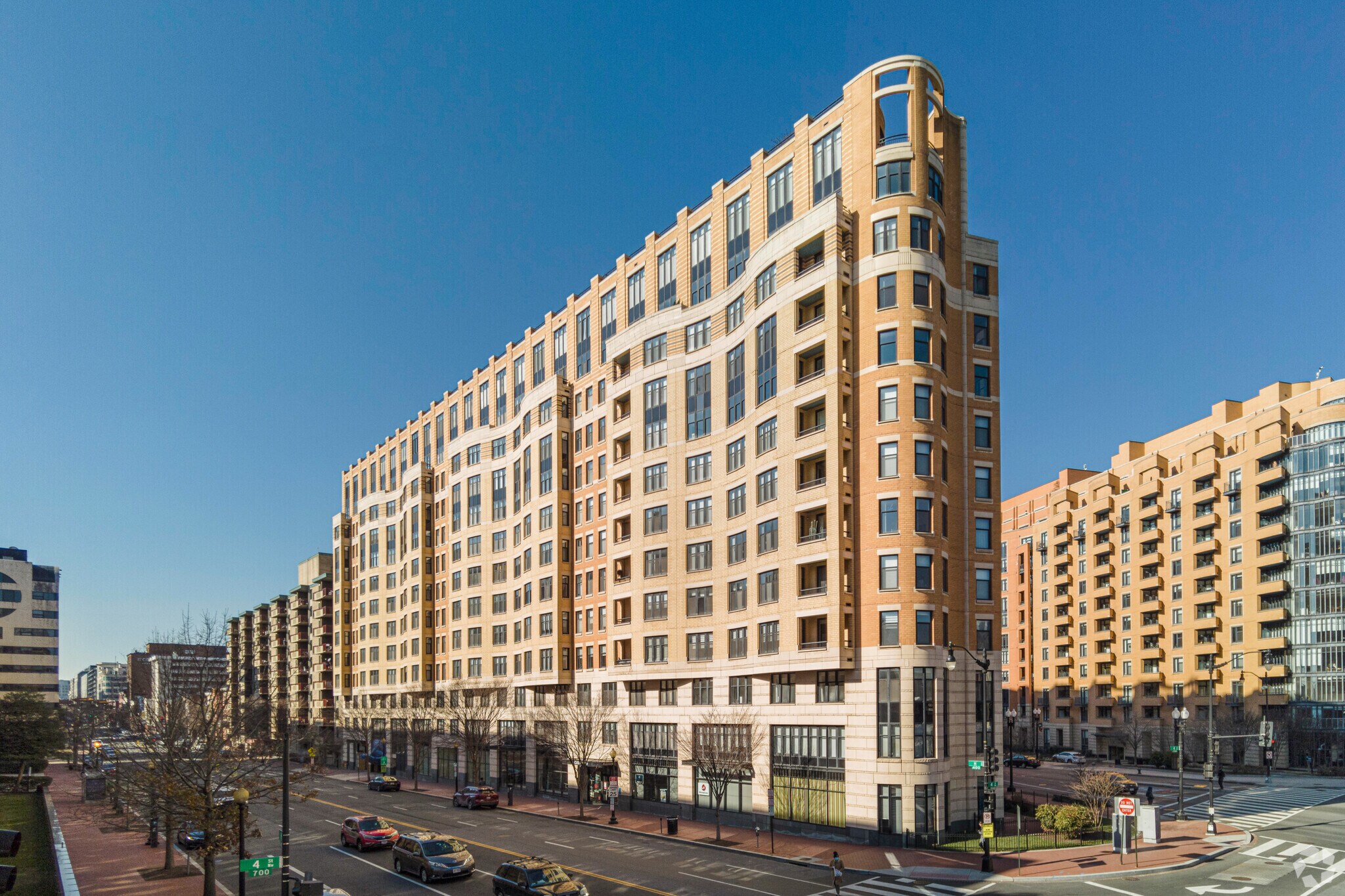 400 Massachusetts Ave NW, Washington, DC à louer Photo de l’immeuble– Image 1 sur 5
