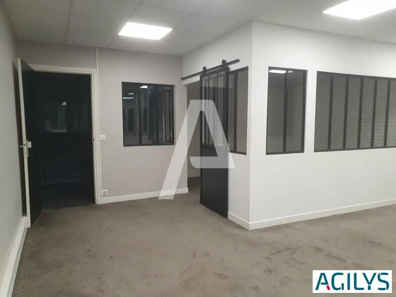Local d'activités dans Morangis à vendre - Photo de l’immeuble – Image 2 sur 10