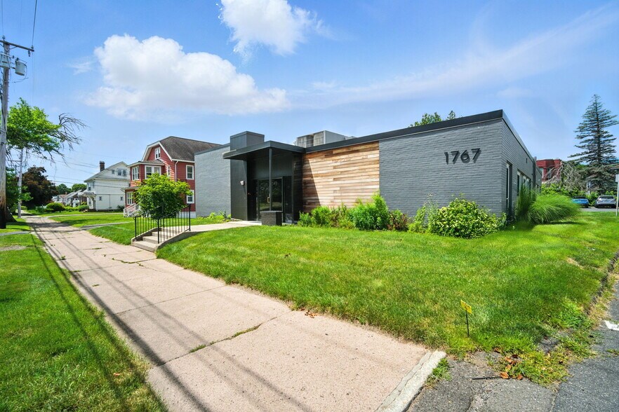 1767 Northampton St, Holyoke, MA à vendre - Photo de l’immeuble – Image 2 sur 22