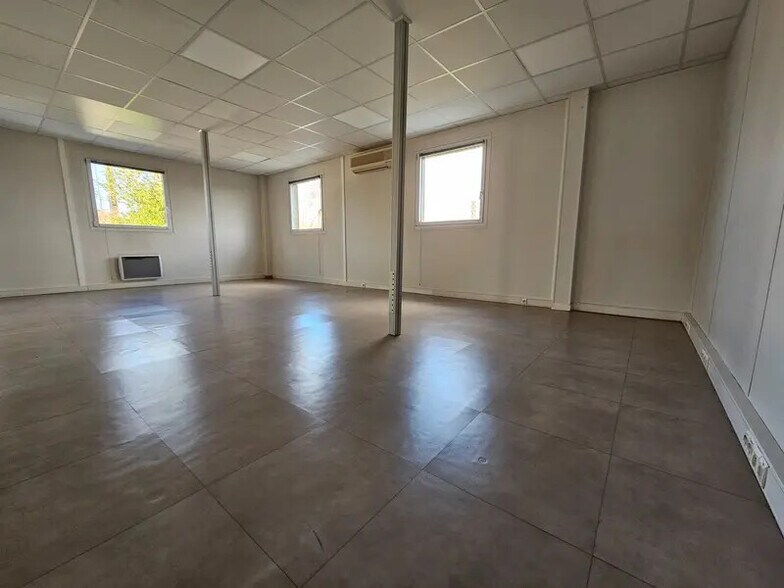 Bureau dans Champlan à louer - Photo de l’immeuble – Image 3 sur 6