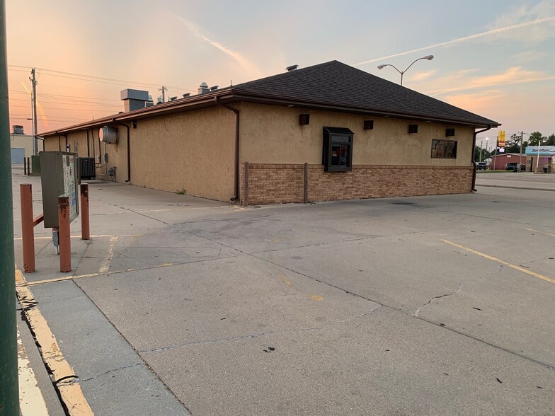 2453 33rd Ave, Columbus, NE à vendre - Photo de l’immeuble – Image 2 sur 8